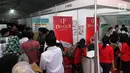 Calon pelamar kerja mencari informasi di salah satu stand "Job Fair Tangsel 2018" di BSD, Kamis  (19/7). Job Fair ini diselengarakan Dinas Ketenagakerjaan (Disnaker) pemerintah kota Tangerang Selatan (Tangsel). (Merdeka.com/Arie Basuki)