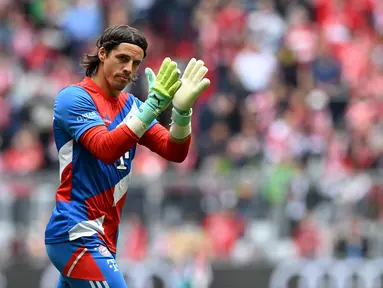 Kiper Bayern Muenchen, Yann Sommer bertepuk tangan saat ia masuk untuk pemanasan sebelum pertandingan melawan Hertha Berlin di Munich, Jerman selatan pada 30 April 2023. (AFP/Christof Stache)