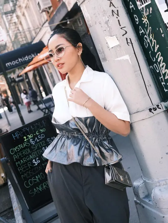 Dalam berpakaian, permainan mix and match yang diterapkan sangatlah seru.