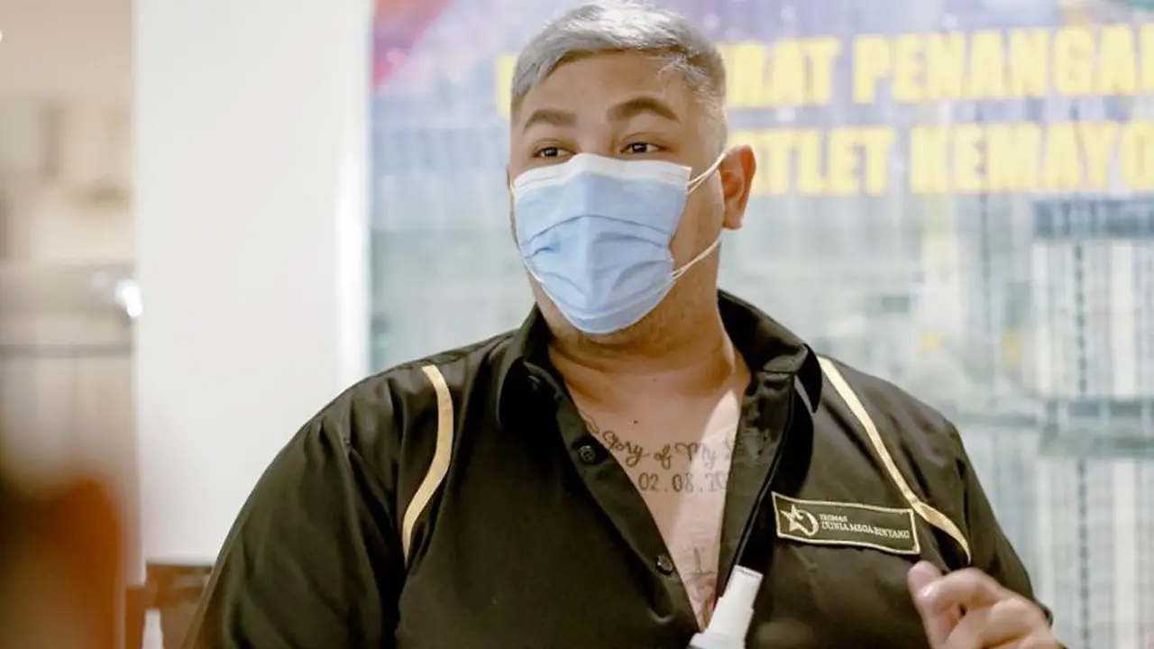 Ivan Gunawan menyerahkan bantuan ke RSD Wisma Atlet