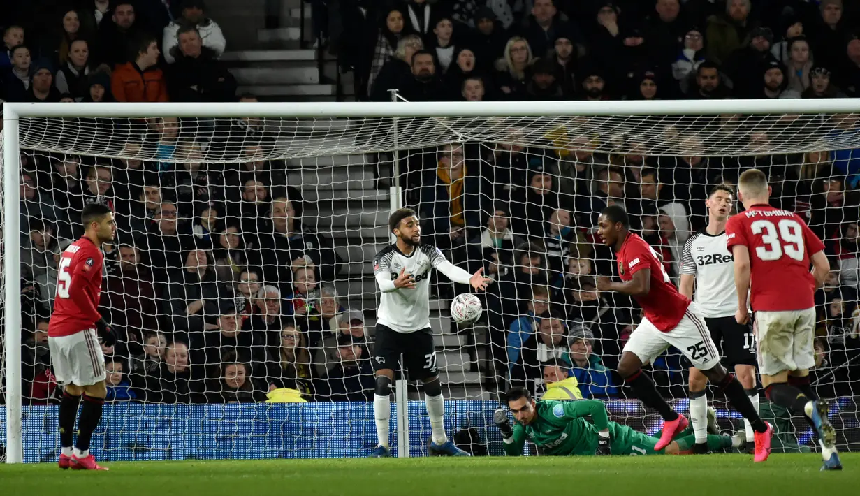 Pemain Manchester United Odion Ighalo (ketiga kanan) melakukan selebrasi usai mencetak gol ke gawang Derby County pada pertandingan putaran kelima Piala FA di Pride Park, Derby, Inggris, Kamis (5/3/2020). Manchester United menang dengan skor 3-0. (AP Photo/Rui Vieira)