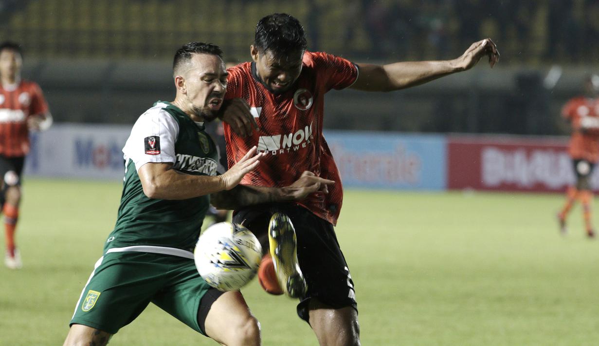 Gelandang Persebaya Surabaya, Damian Lizio, berusaha merebut bola saat melawan Perseru Serui pada laga Piala Presiden 2019 di Stadion Si Jalak Harupat, Bandung, Sabtu (2/3). Persebaya menang 3-2 atas Perseru. (Bola.com/Yoppy Renato)