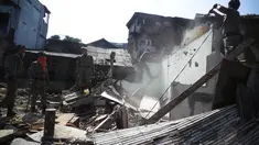Petugas dari satpol PP menertibkan bangunan di bantaran Kali Mampang, Jakarta, Senin (18/8/14). (Liputan6.com/Faizal Fanani)