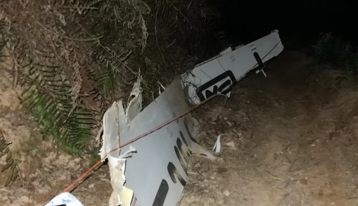 Puing-puing terlihat pada lokasi kecelakaan pesawat China Eastern Airlines di Tengxian, China, Senin (21/3/2022). Pesawat Boeing 737-800 milik China Eastern Airlines yang mengangkut 132 orang jatuh di pegunungan pada 21 Maret 2022. (STR/AFP)