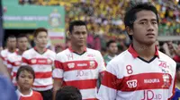Bayu Gatra Sanggiawan dan pemain Madura United bersiap memasuki lapangan untuk bertanding melawan Bhayangkara Surabaya United dalam Trofeo Kapolda Jatim di Stadion Gelora Deltras, Sidoarjo, Minggu (24/4/2015). (Bola.com/Zulfirdaus Harahap)