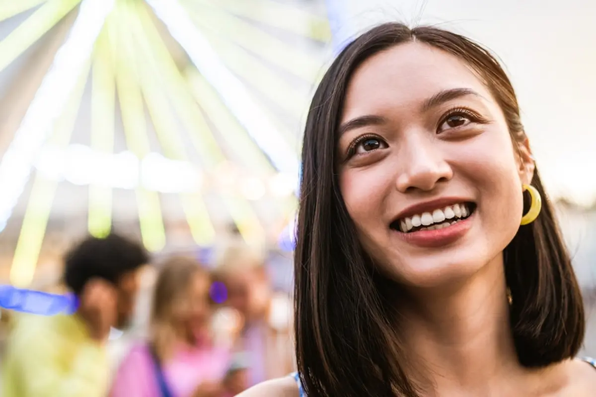 tertawa senang cantik