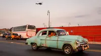 Salah satu Mobil tua yang akan  digunakan sebagai pelengkap syuting film Fast and Furious 8 di Havana, Kuba (28/4). Pembuatan film Fast & Furious 8 membuat warga Kuba antusias berdatangan ke lokasi syuting. (AFP PHOTO/ADALBERTO ROQUE)