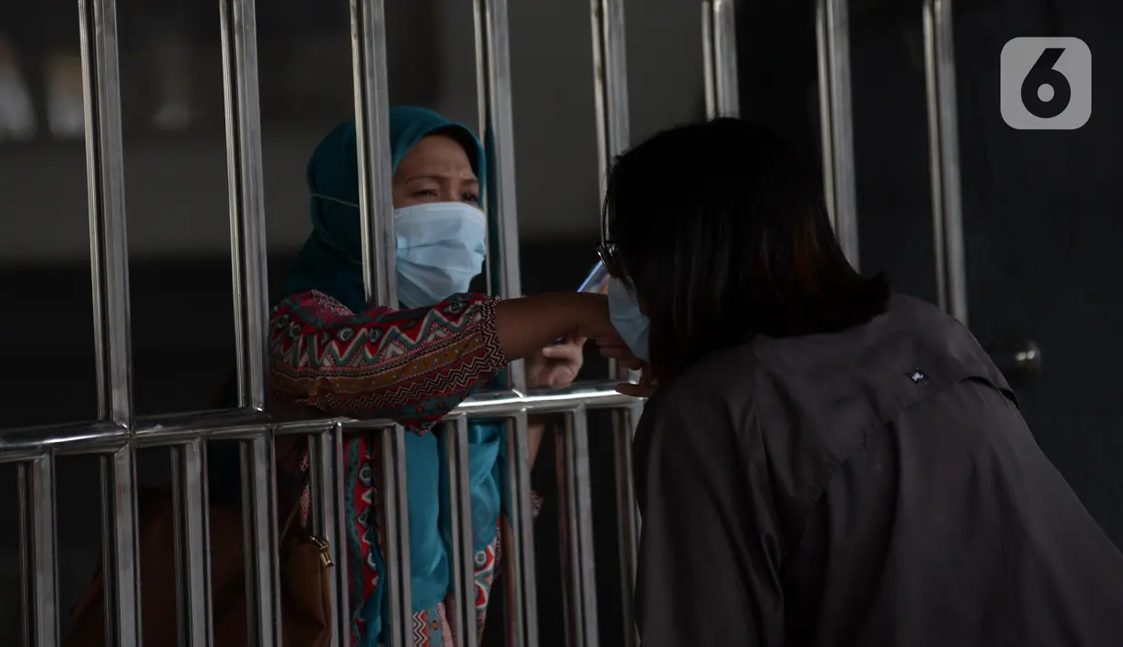 Penumpang kereta api saling berpamitan di Stasiun Senen, Jakarta, Selasa (18/5/2021). Berakhirnya larangan mudik pada 17 Mei 2021, Stasiun Senen ramai oleh pemudik susulan yang hendak berangkat ke kampung halaman di Jawa Tengah dan Jawa Timur. (merdeka.com/Imam Buhori)