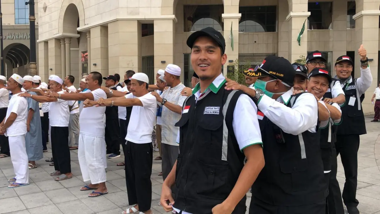 Petugas dan Jemaah Haji melakukan senam. Dok Kemenag