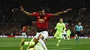 Gerard Pique berusahan menghentikan Marcus Rashford pada leg 1, babak perempat final Liga Champions yang berlangsung di Stadion Old Trafford, Manchester. Kamis (11/4). Barcelona menang 1-0 atas Man United. (AFP/Oli Scarff)