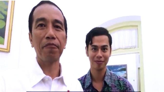 Presiden Jokowi belajar bahasa isyarat dengan Surya Sahetapy. (Foto: VIDIO)