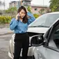 Pengemudi wanita menelepon asuransi setelah kecelakaan mobil. (Shutterstock/PattyPhoto)