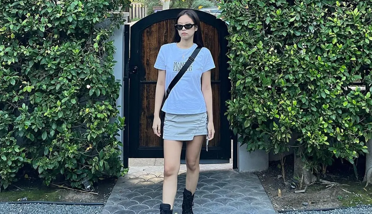 Penampilan sederhana Jennie yang memadukan busana berwarna putih dengan tas serta sepatu hitam ini juga tak lepas dari sorotan. Bahkan, ia memilih memadukan penampilannya dengan kacamata hitam. (Liputan6.com/IG/@jennierubyjane)