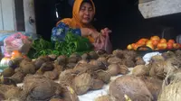 Banyak barang dagangan yang dihargai sangat mahal di Kepulauan Aru, Maluku. Salah satunya buah pinang berakar. (Liputan6.com/Abdul Karim)