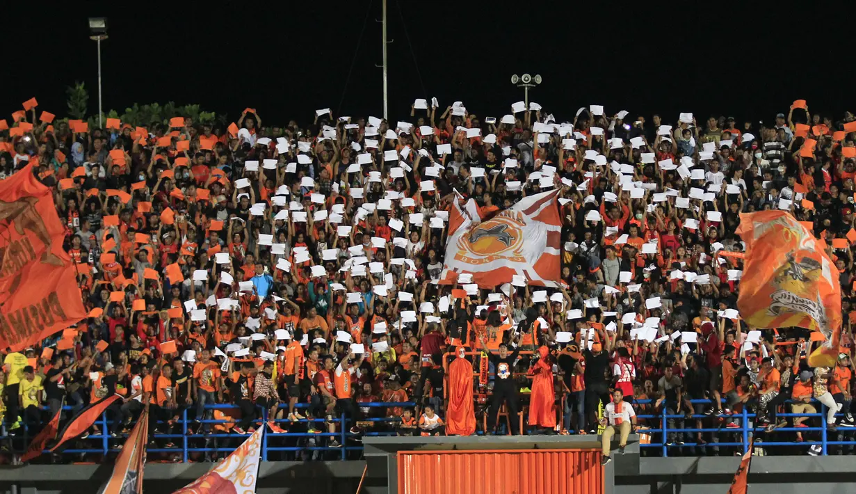 Aksi suporter Borneo FC dalam laga melawan Persib di leg pertama perempatfinal Piala Presiden 2015 di Stadion Segiri, Samarinda, Minggu (20/9/2015). (Bola.com/M. Ridwan)