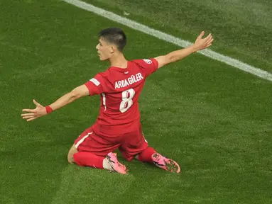 Selebrasi striker Timnas Turki, Arda Guler setelah mencetak gol kedua timnya ke gawang Timnas Georgia pada laga matchday pertama Grup F Euro 2024 di Westfalenstadion, Dortmund, Jerman, Selasa (18/6/2024). (AP Photo/Andreea Alexandru)