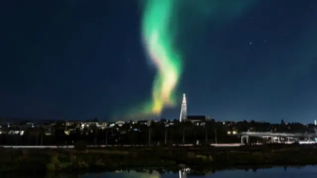 Aurora Borealis terlihat jelas di langit Reykjavik pada 28 September 2016 malam