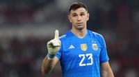 Kiper Argentina, Emiliano Martinez saat laga FIFA Matchday melawan Timnas Indonesia di Stadion Utama Gelora Bung Karno (SUGBK), Senayan, Jakarta, Senin (19/06/2023). (Bola.com/Bagaskara Lazuardi)
