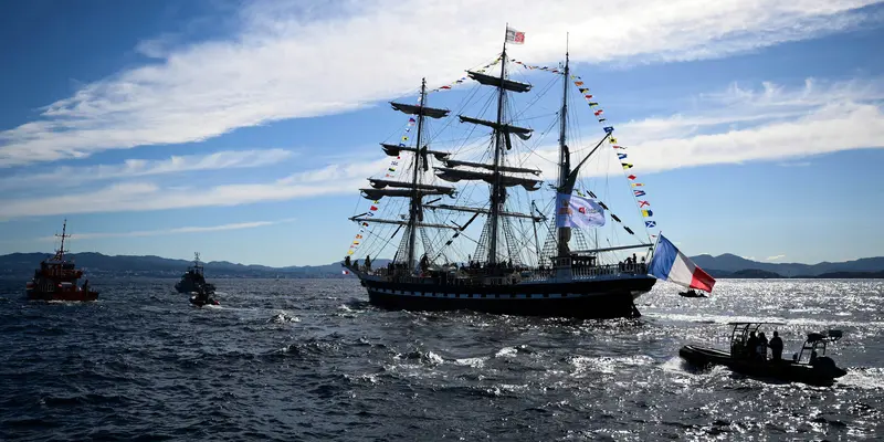 Kapal Pembawa Api Olimpiade Paris 2024 Tiba di Perairan Pantai Marseille