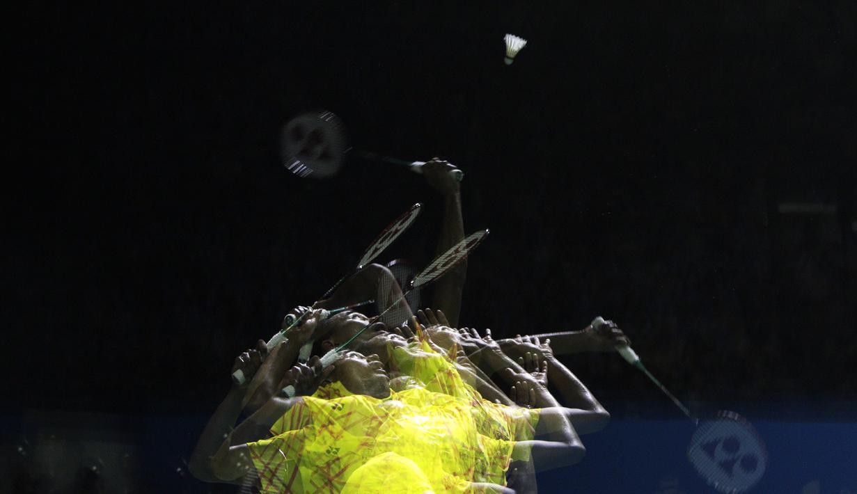 Tunggal putra Indonesia, Tommy Sugiarto, melakukan smash saat melawan pebulutangkis China, Chen Long, pada Blibli Indonesia Open 2019 di Istora Senayan, Jakarta, Rabu (17/7). Tommy kalah 22-20, 14-21 dan 21-17. (Bola.com/Yoppy Renato)