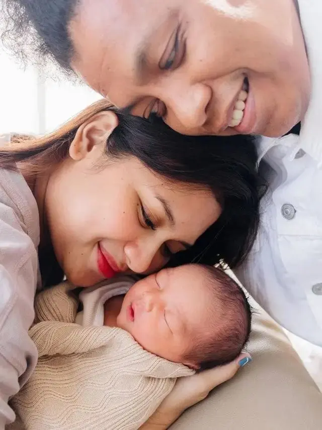 7 Potret Terbaru Wajah Anak Arie Kriting dan Indah Permatasari yang Sempat Disembunyikan