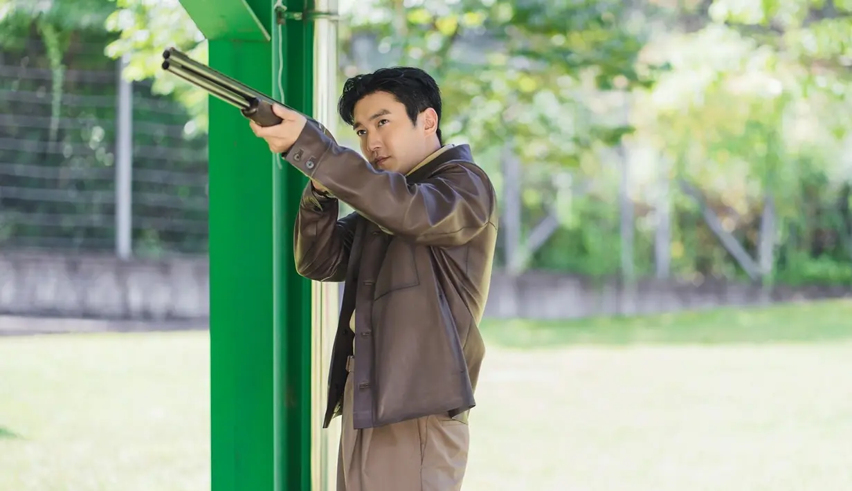 Menjalani kehidupan yang dikelilingi oleh kekayaan, ia punya pemikiran bahwa uang dapat menyelesaikan segalanya. Meski menjalani kehidupan yang mulus, dia terus-menerus bersaing dengan kakak laki-lakinya Park Tae Woo (Kim Ji Hoon) sejak lahir. (Foto: TVING)
