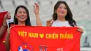 Suporter Vietnam bersorak untuk tim mereka sebelum dimulainya pertandingan sepak bola Grup D Piala Asia antara Jepang dan Vietnam di Stadion Al Thumama, Doha, Qatar, Minggu (14/1/2024). (AP Photo/Thanassis Stavrakis)