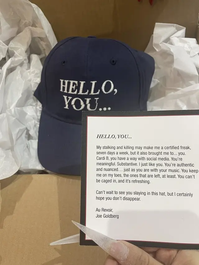 Hadiah topi dari Penn Badgley untuk Cardi B