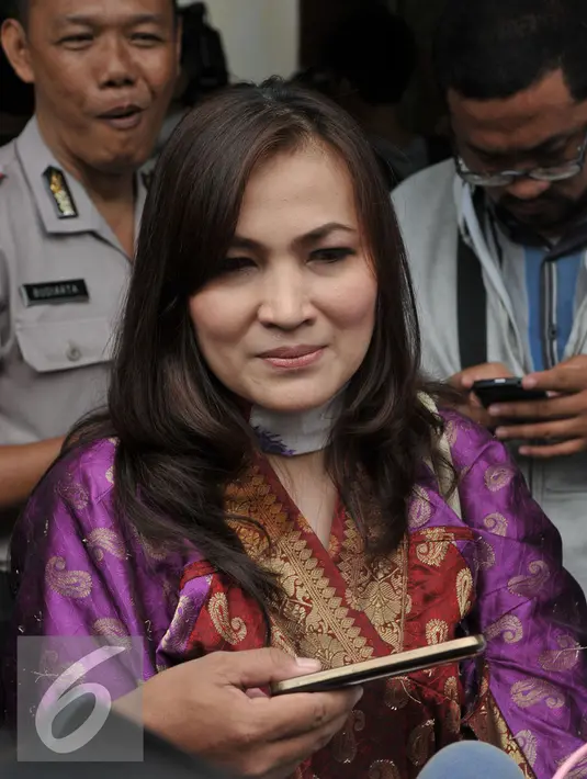 Komisioner KPAI, Erlinda saat ditanya wartawan wartawan terkait Kasus Saipul Jamil di Polsek Kelapa Gading, Jakarta Utara, Jumat (19/2). Dalam keterangannya KPAI mendesak agar Saipul minta maaf terbuka. (Liputan6.com/Johan Tallo)