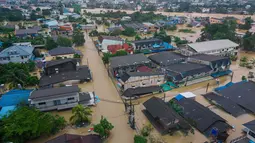 Banjir parah ini berdampak pada ribuan orang di wilayah selatan negara itu setelah hujan deras selama berhari-hari. Tampak dalam foto, rumah-rumah terendam banjir di Provinsi Songkhla, Thailand selatan, Rabu 26 November 2025. (AP Photo/Arnun Chonmahatrakool)