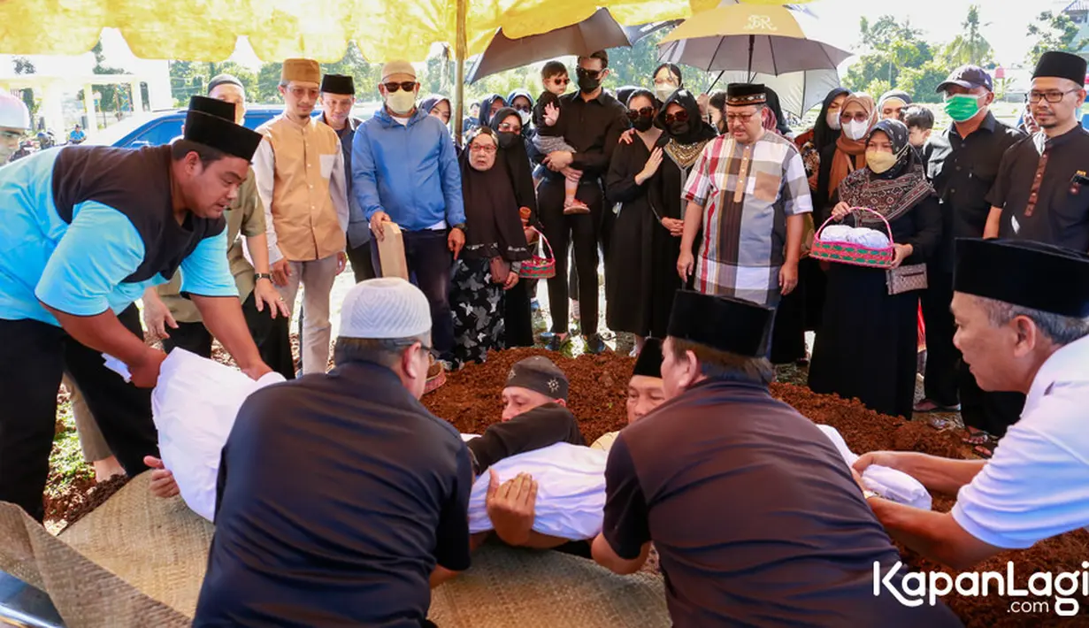 Asmirandah tampak tak kuasa menahan tangis menyaksikan prosesi pemakaman ayahnya.  Ia hadir bersama suami, Jonas Rivanno dan putrinya Chole Emmanuela. [Foto: KapanLagi.com/Muhammad Akrom Sukarya]