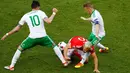 Pergerakan pemain Wales, Aaron Ramsey, dihadang dua pemain Irlandia Utara pada laga 16 besar Piala Eropa 2016 di Parc des Princes, Paris, Sabtu (25/6/2016) malam WIB. (Reuters/Christian Hartmann)