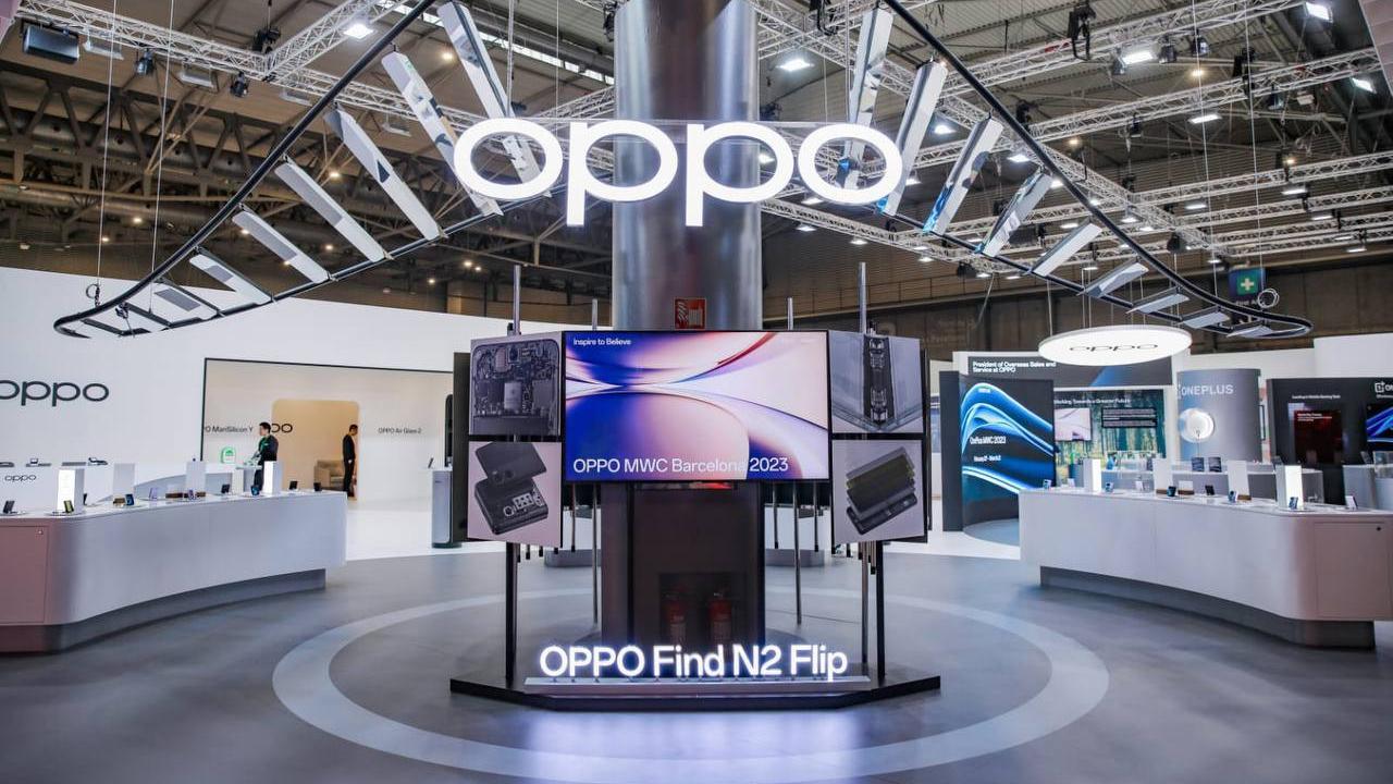 Oppo memamerkan smartphone layar lipat terbarunya Oppo Find N2 Flip di MWC 2023