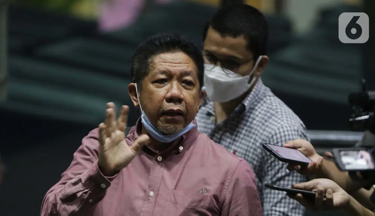Pakar Komunikasi Politik, Effendi Gazali bersiap meninggalkan Gedung KPK usai menjalani pemeriksaan, Jakarta, Kamis (25/3/2021). Effendi Gazali diperiksa sebagai saksi dalam kasus dugaan suap pengadaan Bantuan Sosial untuk wilayah Jabodetabek tahun 2020. (Liputan6.com/Helmi Fithriansyah)