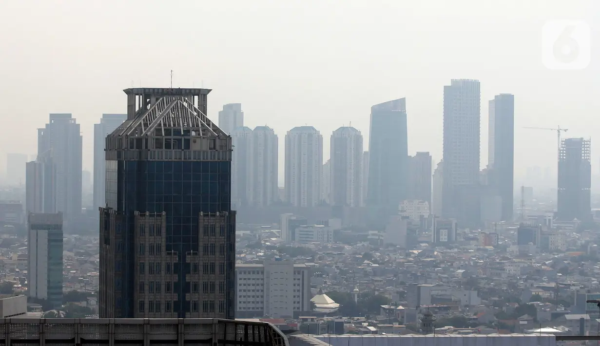 Ini pertama kalinya langkah modifikasi cuaca diambil untuk mengurangi polusi. Sebelumnya, teknologi ini biasa digunakan untuk mengatasi kebakaran hutan dan lahan. (Liputan6.com/Johan Tallo)