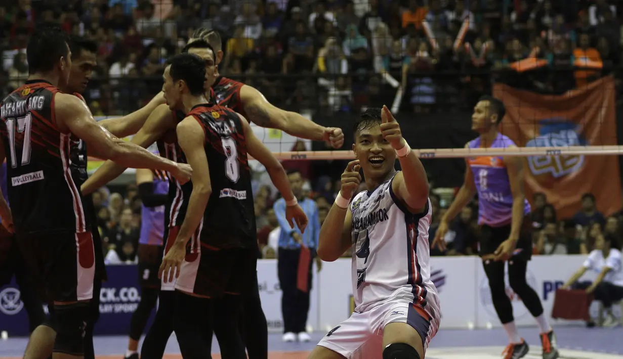 Pemain Surabaya Bhayangkara Samator, Henry Ade, merayakan kemenangan atas Jakarta BNI 46 dalam final Proliga 2019 di GOR Among Rogo, Yogyakarta, Minggu (24/12). Samator berhasil meraih juara Proliga 2019. (Bola.com/Yoppy Renato)