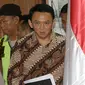 Basuki Tjahaja Purnama atau Ahok memasuki ruang sidang PN Jakarta Utara, Selasa (13/12). Basuki Tjahaja Purnama atau Ahok menjalani sidang perdana kasus dugaan penistaan agama. (TATAN SYUFLANA/POOL/AFP)