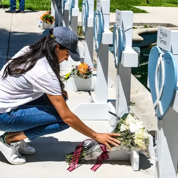 Outfit Sporty Meghan Markle Saat Lakukan Kunjungan ke Memorial Korban Penembakan di Texas