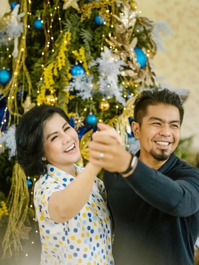 Selalu Kompak, Ini 6 Potret Kebersamaan Bams Eks Samsons dan Ibunda