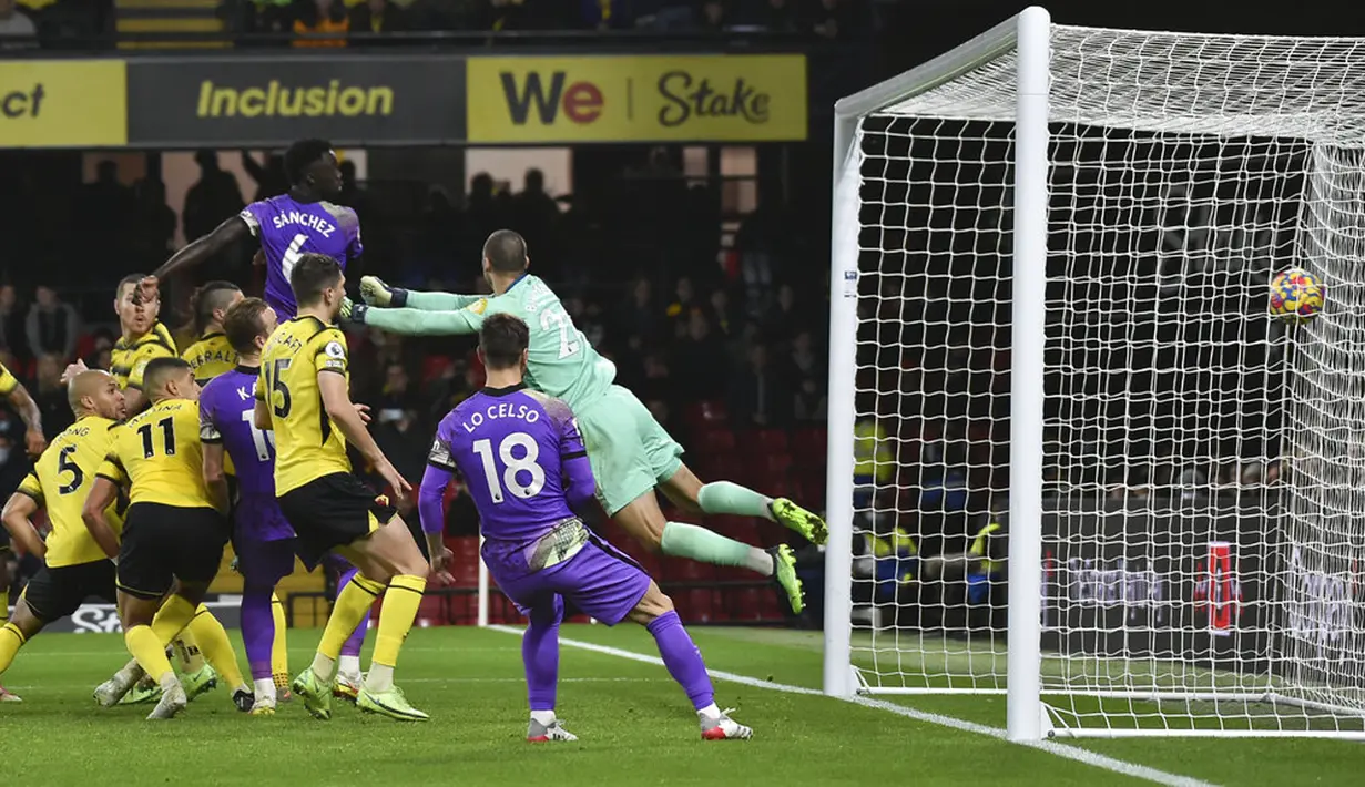 Pemain Tottenham Hotspur Davinson Sanchez (atas) mencetak gol ke gawang Watford pada pertandingan sepak bola Liga Inggris di Vicarage Road, Watford, Inggris, 1 Januari 2022. Tottenham Hotspur menang 1-0. (AP Photo/Rui Vieira)