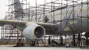 Seorang pria menyelesaikan replika pesawat Airbus A320 skala penuh di Kaiyuan, timur laut China, 25 Oktober 2018. Untuk membuat replika pesawat itu, petani bernama Zhu Yue menggunakan uang tabungannya lebih dari 2.6 juta yuan atau Rp 5,7 miliar. (STR/AFP)