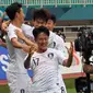 Selebrasi pesepak bola Korea Selatan Lee Seungwoo (kiri) berpose di depan kameran televisi pada Babak Putra Semifinal Asian Games 2018 di Stadion Pakan Sari, Bogor, Rabu (29/8). ANTARA FOTO/INASGOC/Hery Sudewo/Sup/18