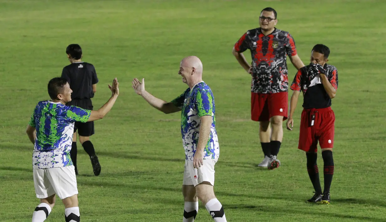 Tak mau kalah, Gianni Infantino juga mencetak gol. Ia bahkan mencatatkan brace alias dua gol. (Bola.com/M Iqbal Ichsan)