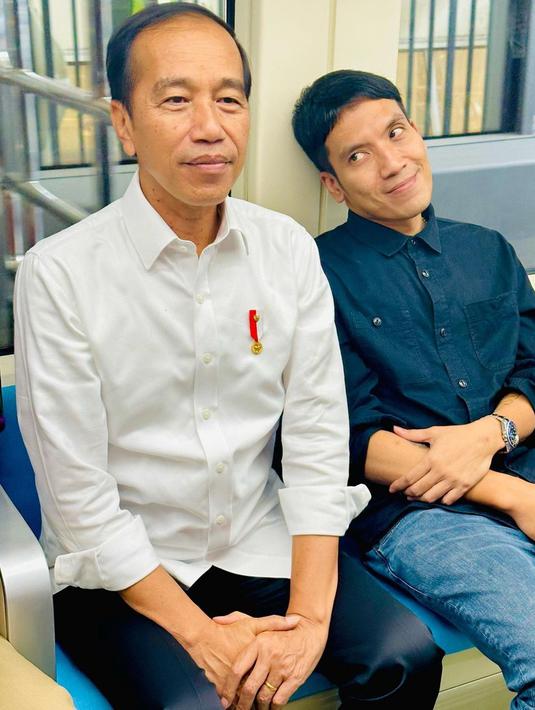 Selain antusias karena menjajal moda transportasi umum baru, ternyata para artis yang turut serta juga tak melewatkan kesempatan untuk berfoto bersama RI 1. Termasuk Desta, yang terlihat mengabadikan momen saat sedang duduk persis di samping Presiden Jokowi. Ia pun tak mampu menyembunyikan ekspresi kocaknya. (Liputan6.com/IG/@desta80s)