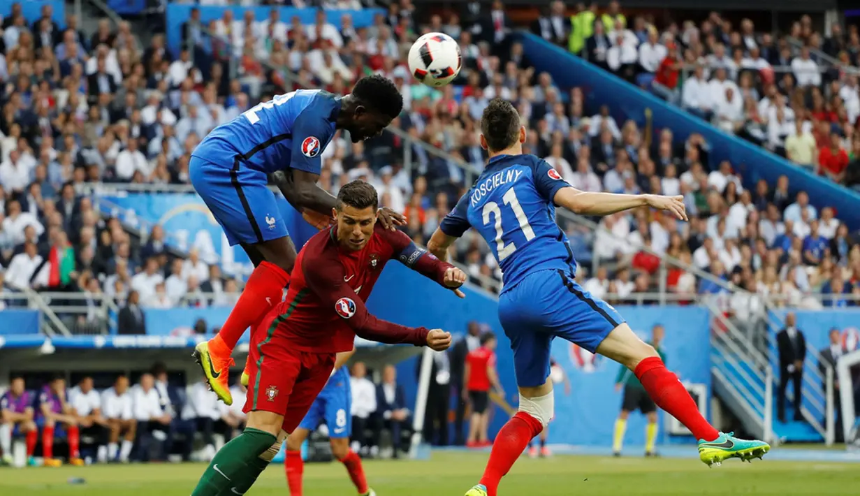 Cristiano Ronaldo berebut bola dengan pemain Prancis pada laga final Piala Eropa 2016 di Stade de France, Saint-Denis, Senin (11/7/2016) dini hari WIB. (Reuters/Darren Staples)