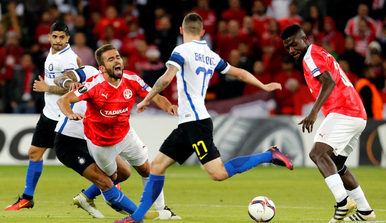 Perebutan bola antara pemain Hapoel Beer Sheva dengan pemain Inter Milan pada matchday kelima Grup K, di Turner Stadium, Beersheba, Jumat (25/11/2016) dini hari WIB. (Reuters/Ammar Awad)