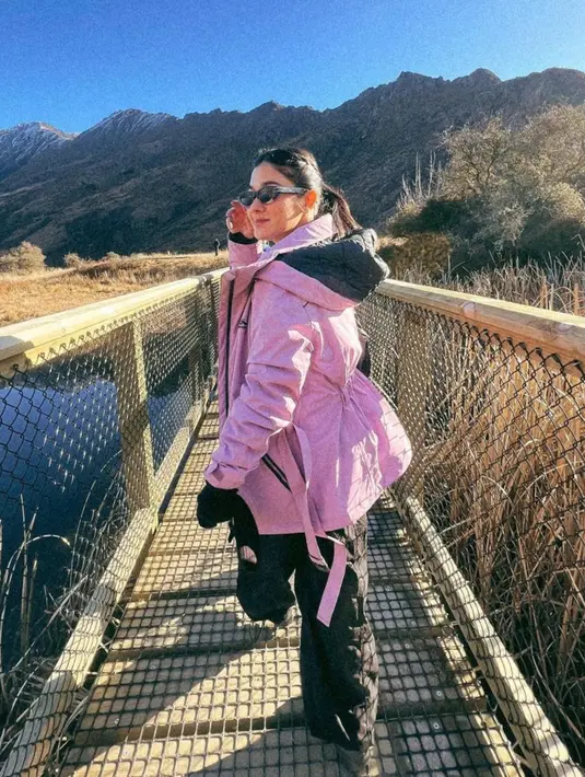 Outfit berlapis serba ungu jadi pilihan Naysila saat jalan-jalan ke Glenorchy, New Zealand. [@naymirdad]