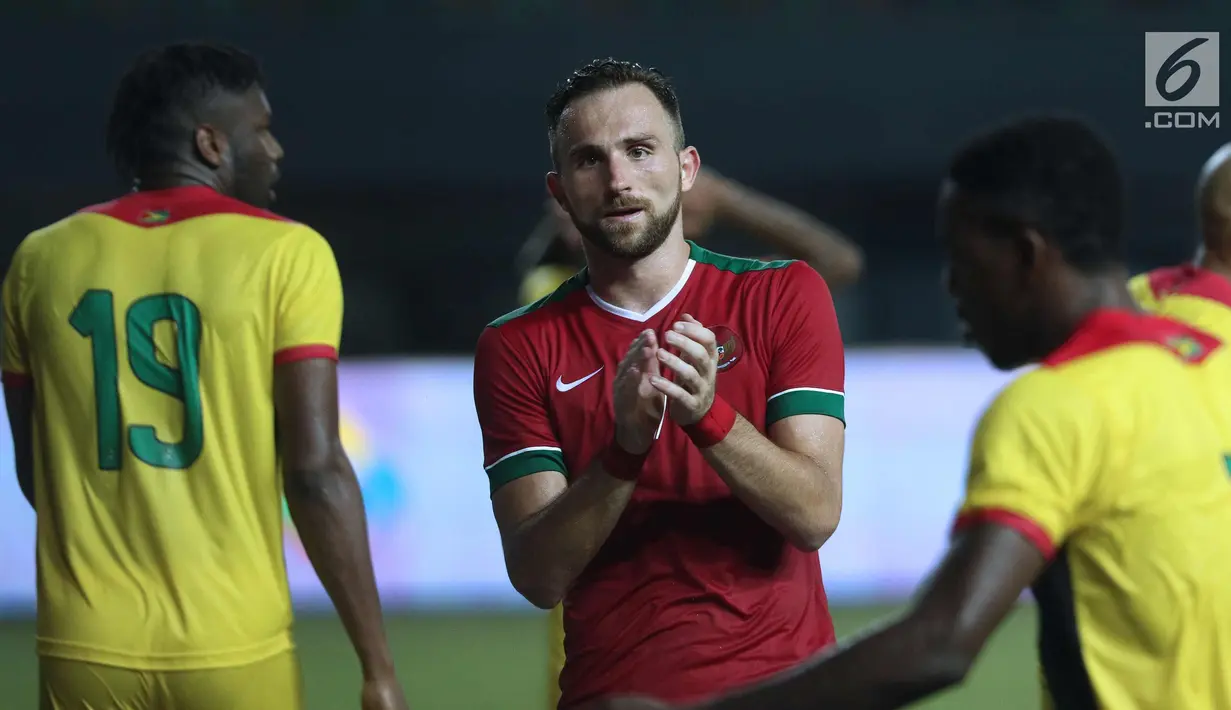 Pemain depan Timnas Indonesia, Illija Spasojevic saat melawan Guyana pada laga persahabatan di Stadion Patriot Candrabhaga, Bekasi, Sabtu (25/11). Spaso mencetak dua gol dan membawa Indonesia unggul 2-1. (Liputan6.com/Helmi Fithriansyah)