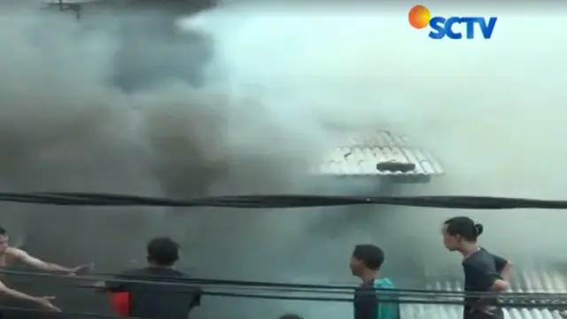 Kepulan asap membumbung tinggi di atas rumah warga yang terbakar di jalan Jatibaru Satu, Tanah Abang, Jakarta Pusat.