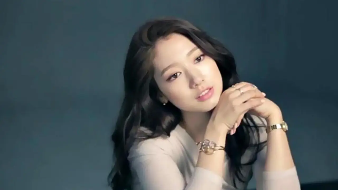 Kecantikan Park Shin Hye Terus Terpancar Saat Pemotretan